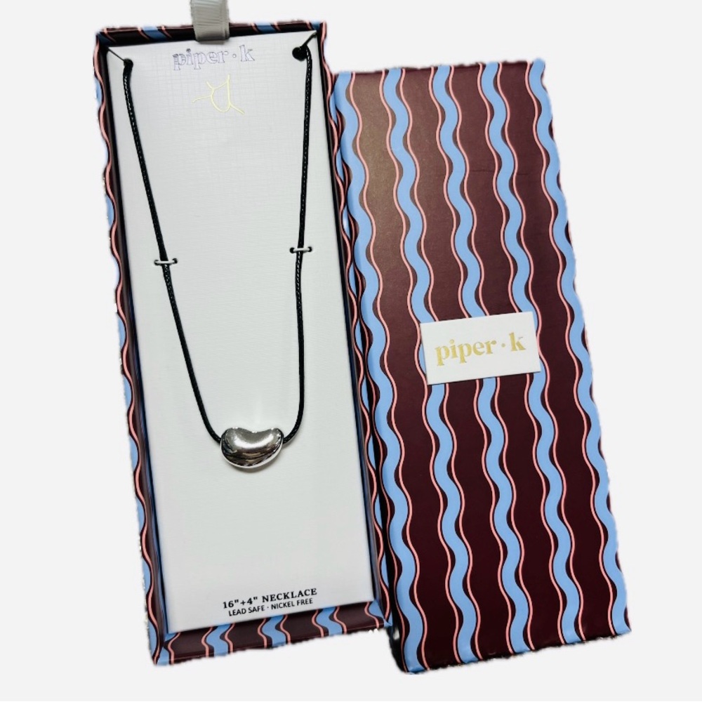 NWT ⚜️🖤⚜️ Piper K Beautiful Silver Tone Pendant Necklace - Picture 3 of 7